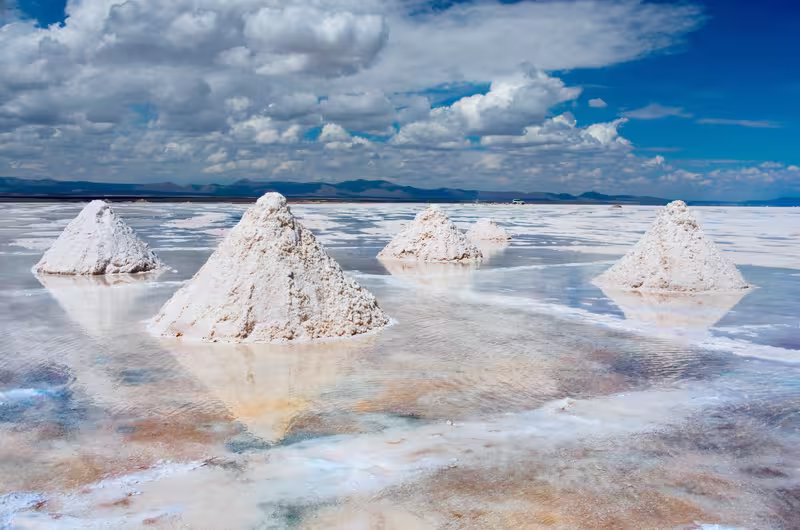 Montañas de sal en el salar de Uyuni en Bolivia