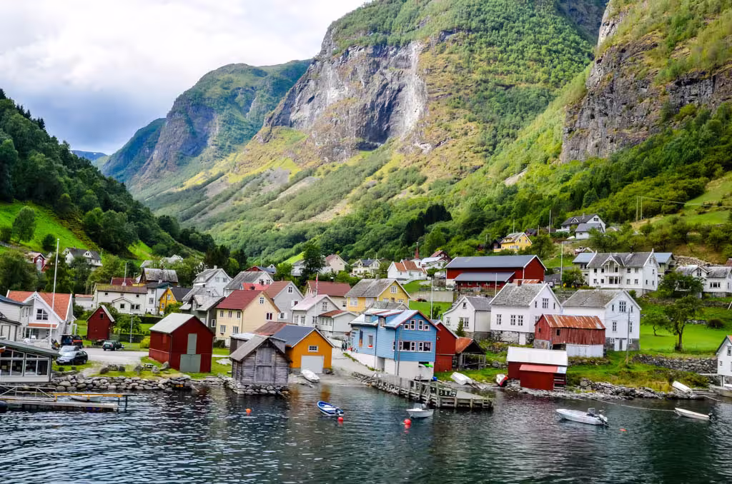 Paisaje de los fiordos noruegos con acantilados y aguas profundas