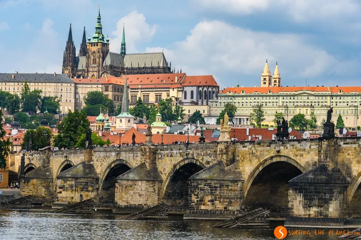 Panorámica de los tejados, torres y puentes medievales de Praga