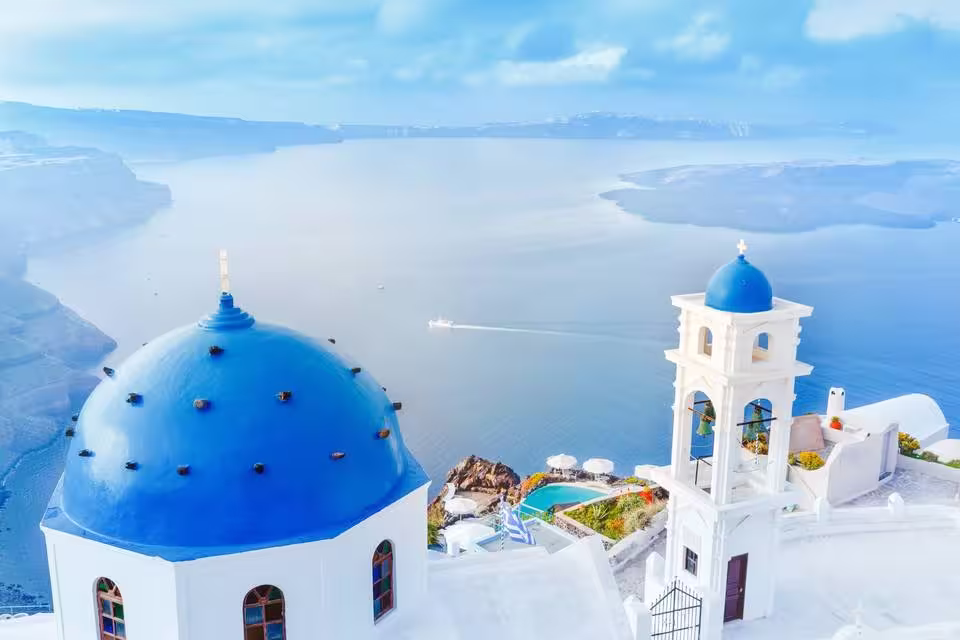 Casas blancas y cúpulas azules con vistas al mar en Santorini, Grecia