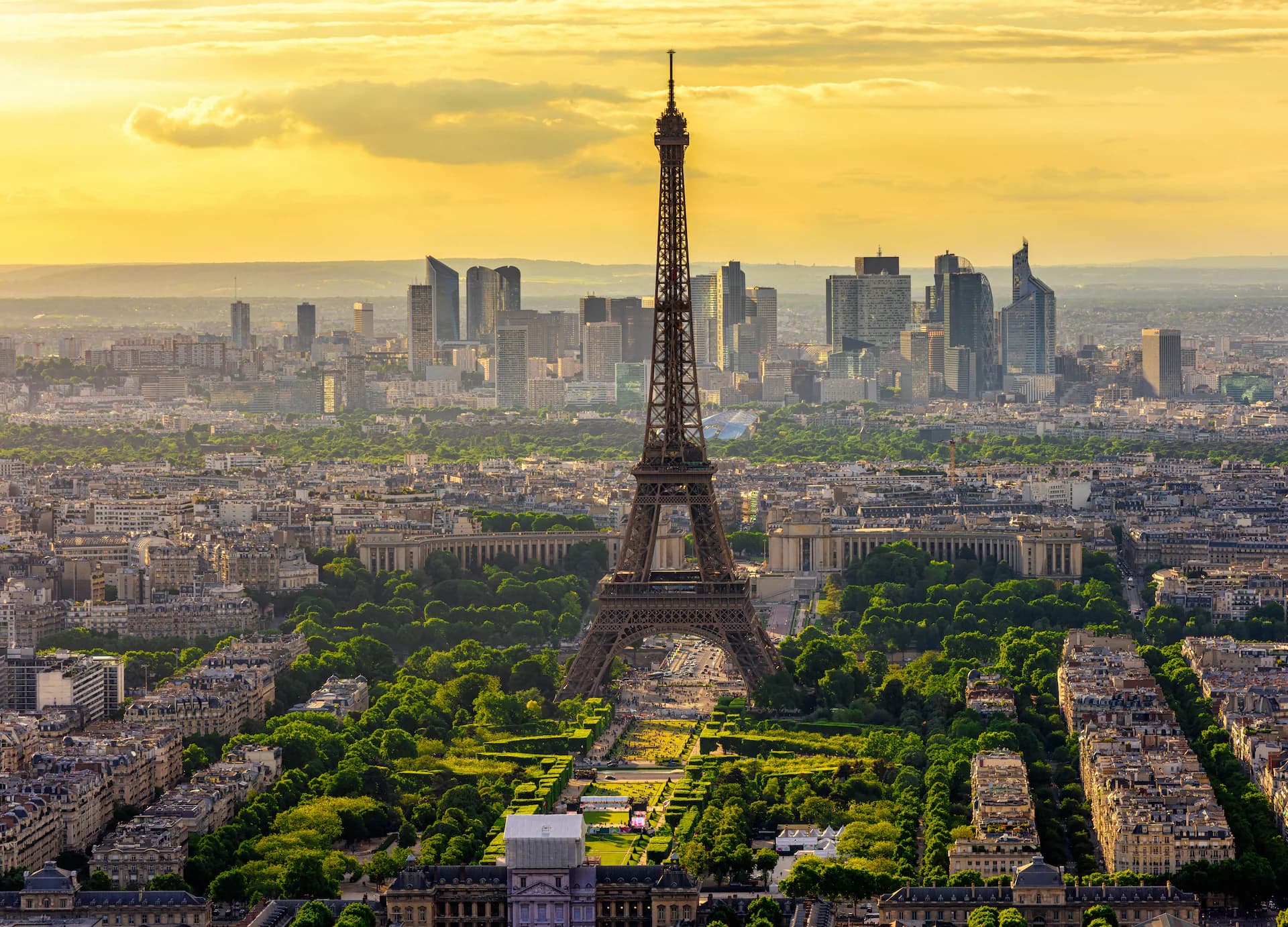 Vista aérea de París al atardecer con la Torre Eiffel sobre el Campo de Marte