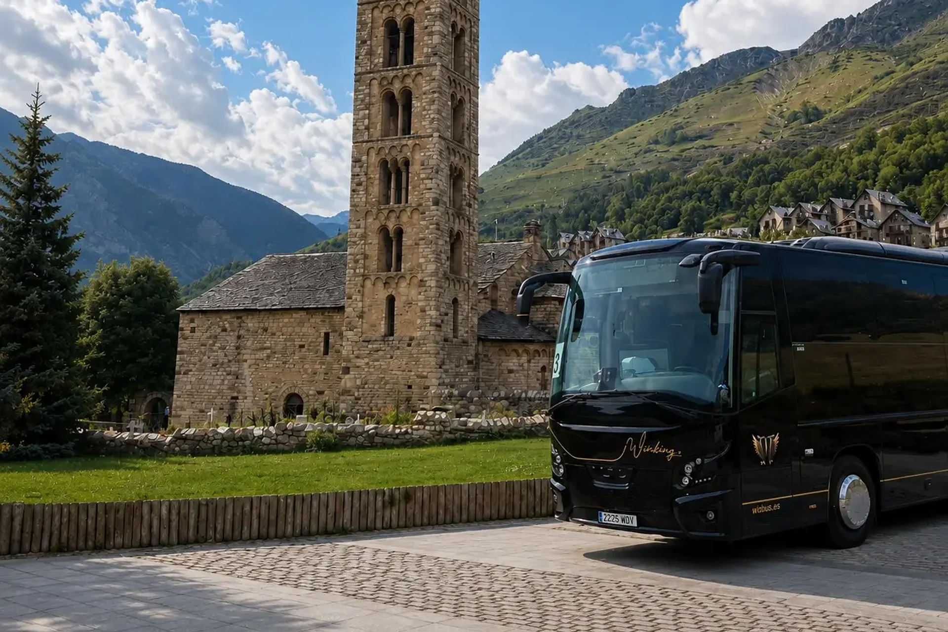 Autocar de Winking Bus junto a la iglesia el día de la boda