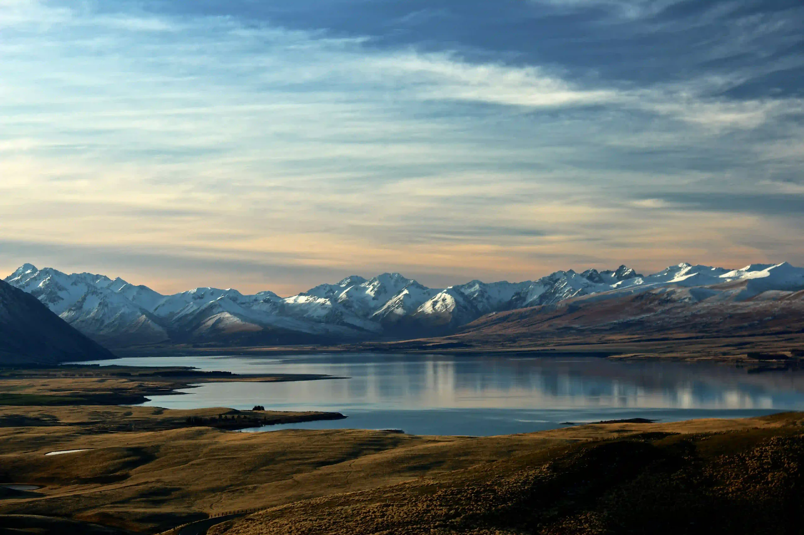 Lago entre montañas nevadas al amanecer