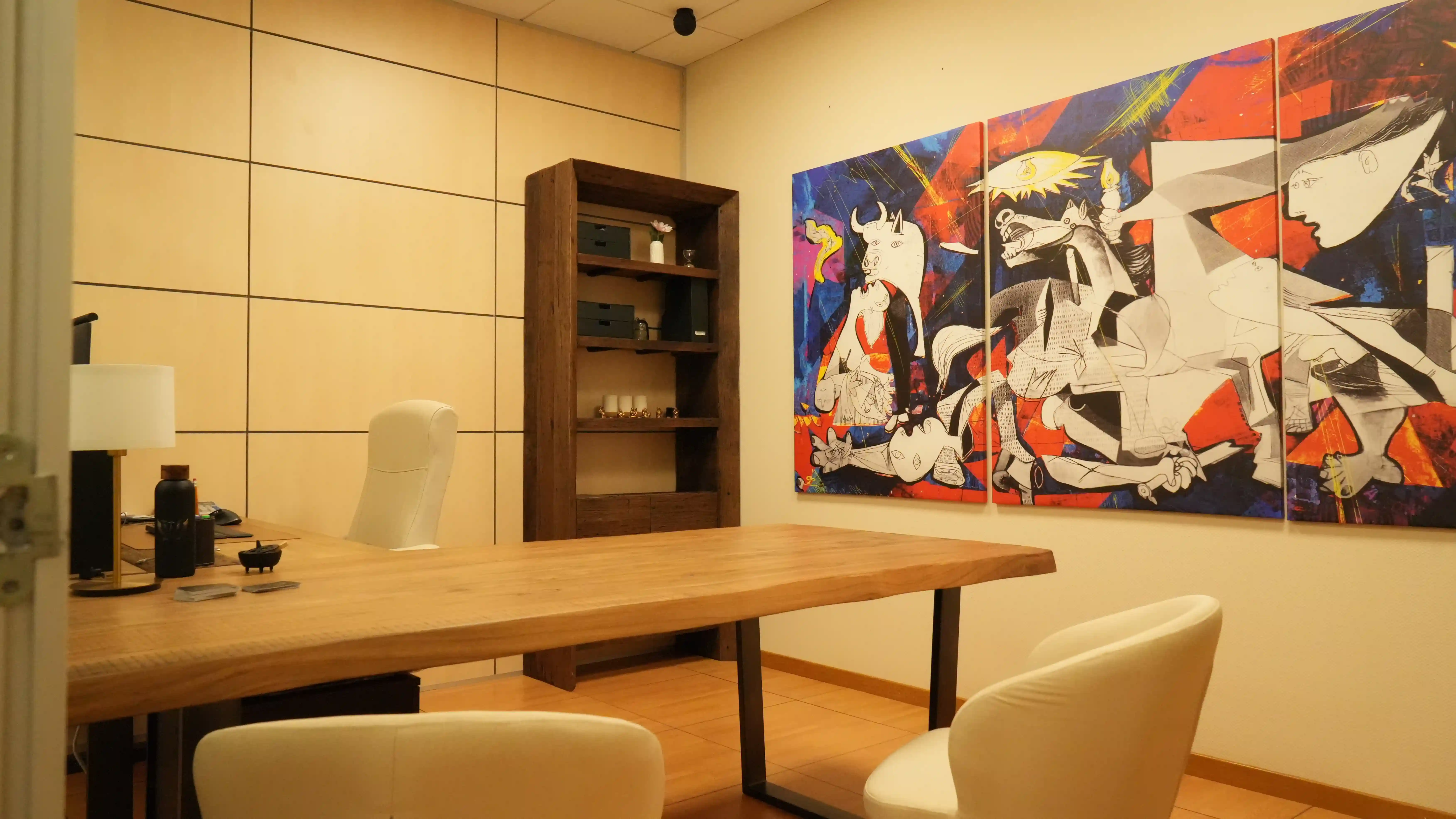 Despacho de Winking Travel con obra inspirada en el Guernica de Picasso
