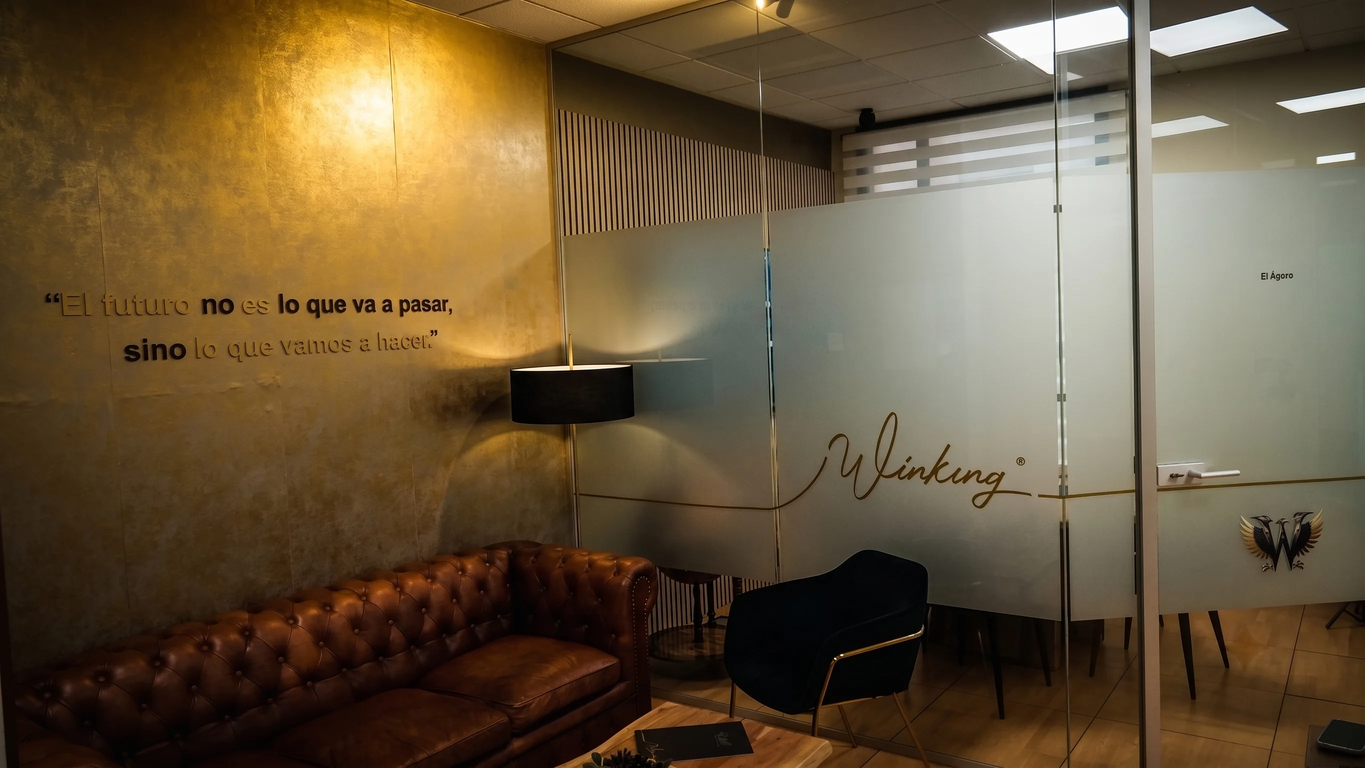 Oficina de Winking Travel — Zona Ágora y vinilo de marca