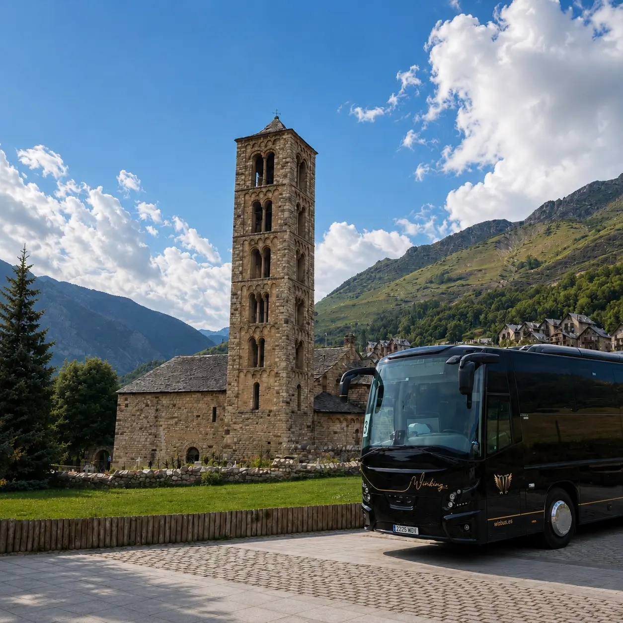 Autocar de Winking Bus junto a la iglesia el día de la boda